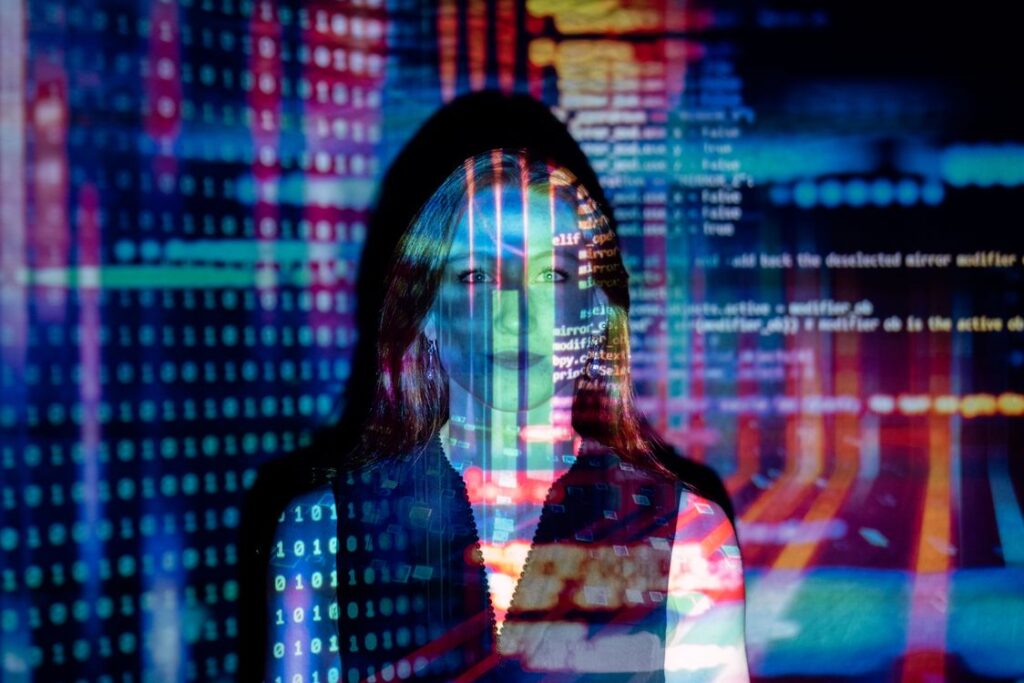 Profissional usando ferramentas de automação de marketing digital em notebook