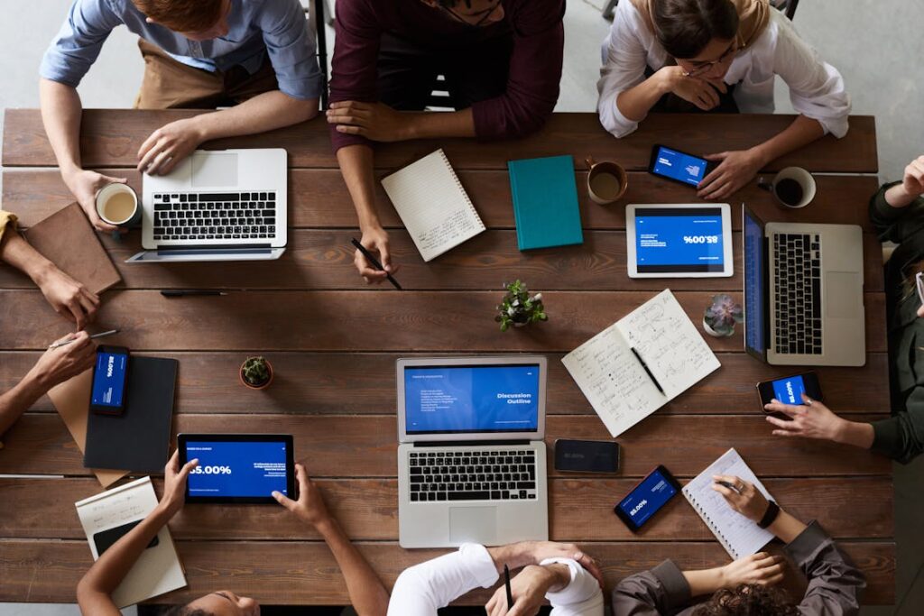 Empreendedor analisando gráfico de crescimento de negócio digital em reunião estratégica