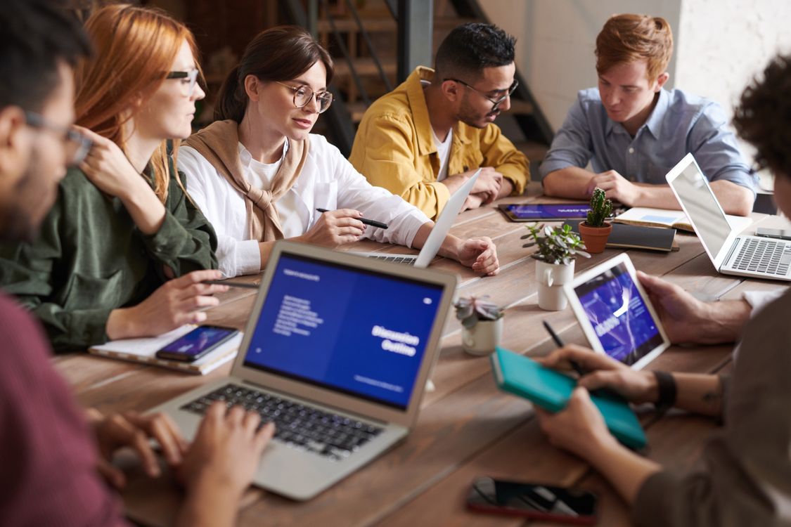 Consultor de marketing digital em videochamada com cliente para reunião estratégica