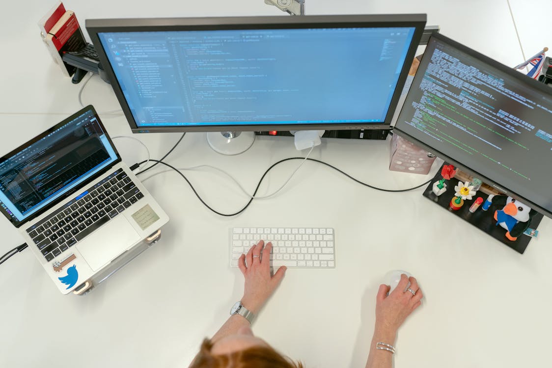 Especialista avaliando métricas de Core Web Vitals e performance de site para SEO