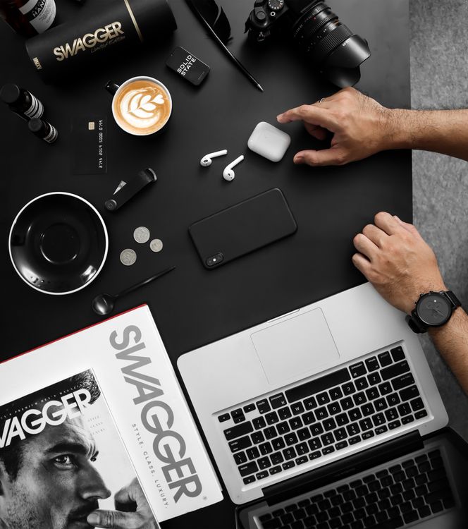 Caixas de entrega de e-commerce organizadas representando logística de dropshipping