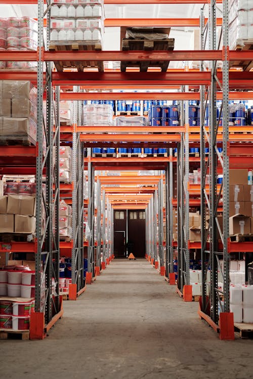 Empreendedor gerenciando loja de dropshipping online com produtos diversificados