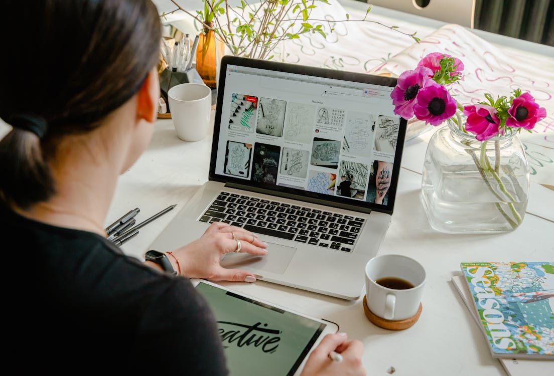 Empreendedor digital iniciante trabalhando com laptop em escritório moderno