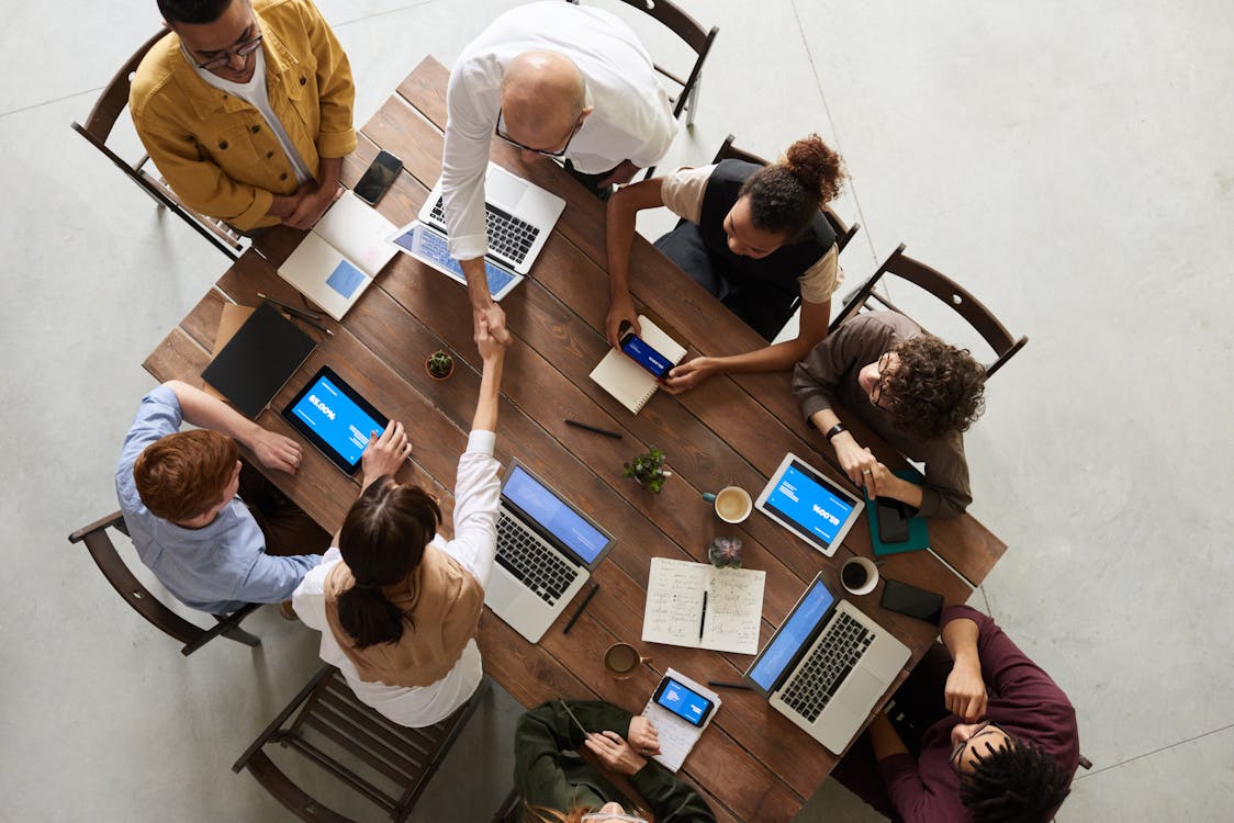 Time de negócios digitais discutindo estratégia de escalabilidade em reunião de planejamento