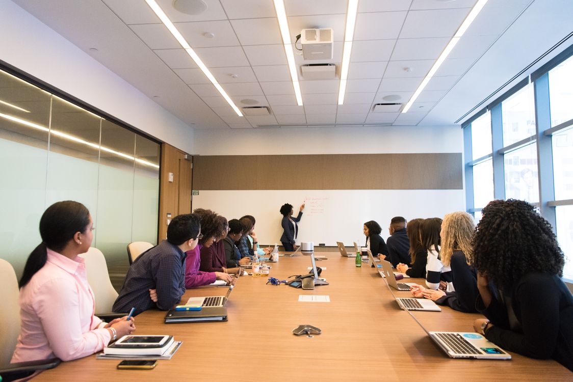 Freelancer de marketing digital trabalhando em home office com múltiplas telas