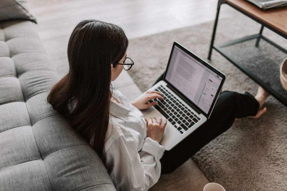 Profissional de marketing digital analisando resultados de campanhas para clientes