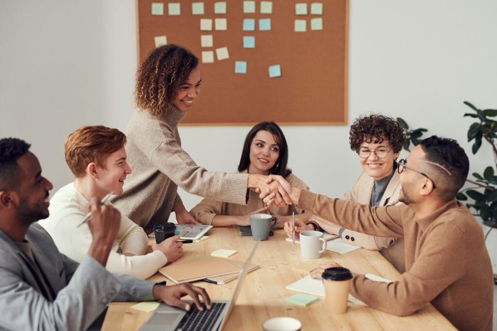 Equipe de pequena empresa discutindo estratégia de marketing digital em reunião