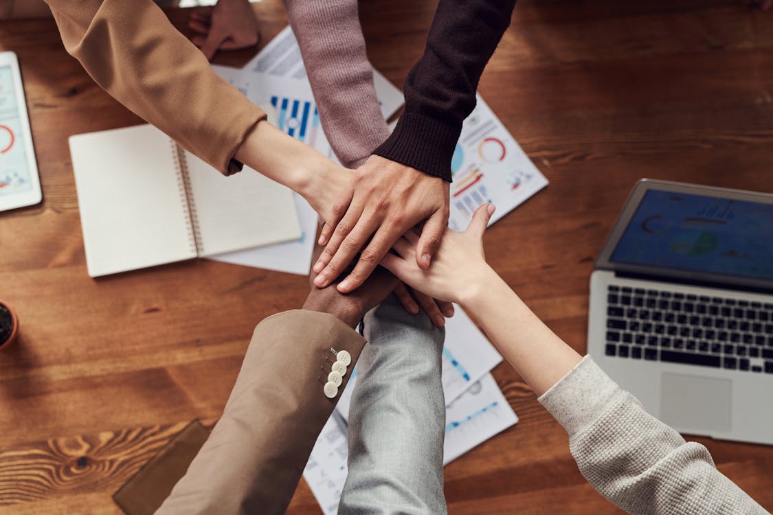 Equipe de negócios digitais trabalhando em estratégia colaborativa