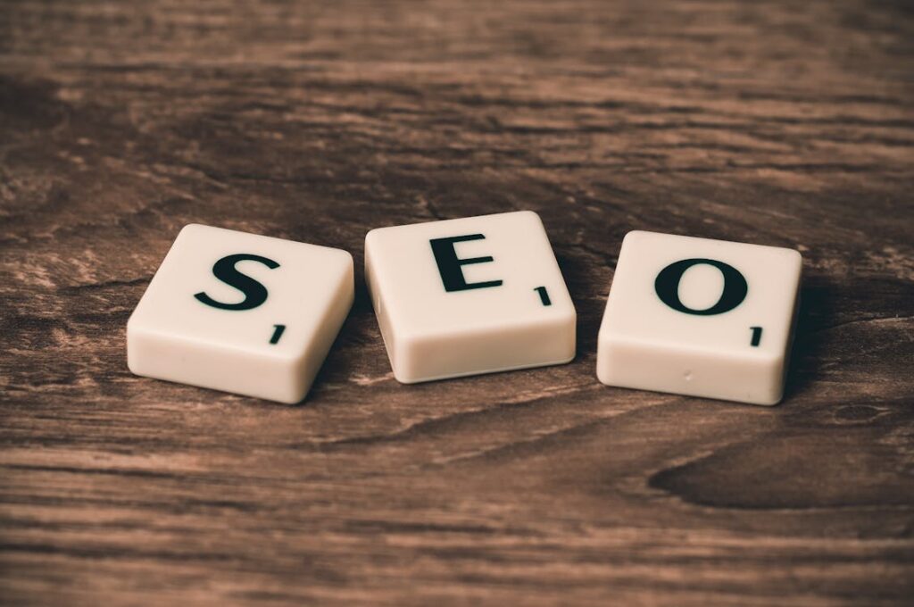 Profissional estudando SEO em notebook com anotações sobre marketing digital