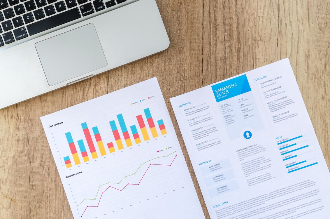 Analista de SEO revisando dados do Google Search Console em painel de métricas