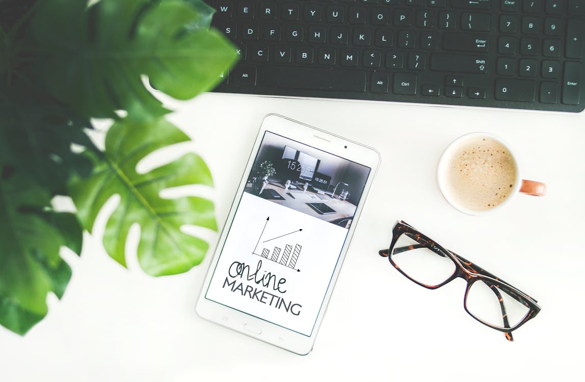 Tela de computador exibindo métricas de SEO e análise de performance de site