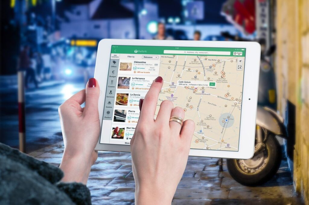 Tablet mostrando Google Maps com resultados de SEO local para negócios próximos