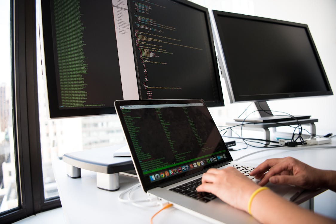 Especialista em SEO monitorando posicionamento de site nos resultados do Google