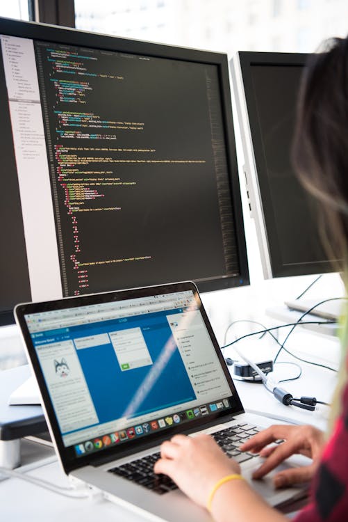 Site WordPress responsivo exibido em múltiplos dispositivos: desktop, tablet e celular