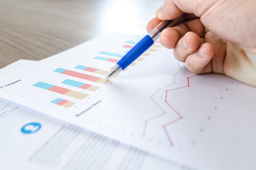 Dashboard de analytics mostrando crescimento de tráfego orgânico em gráfico