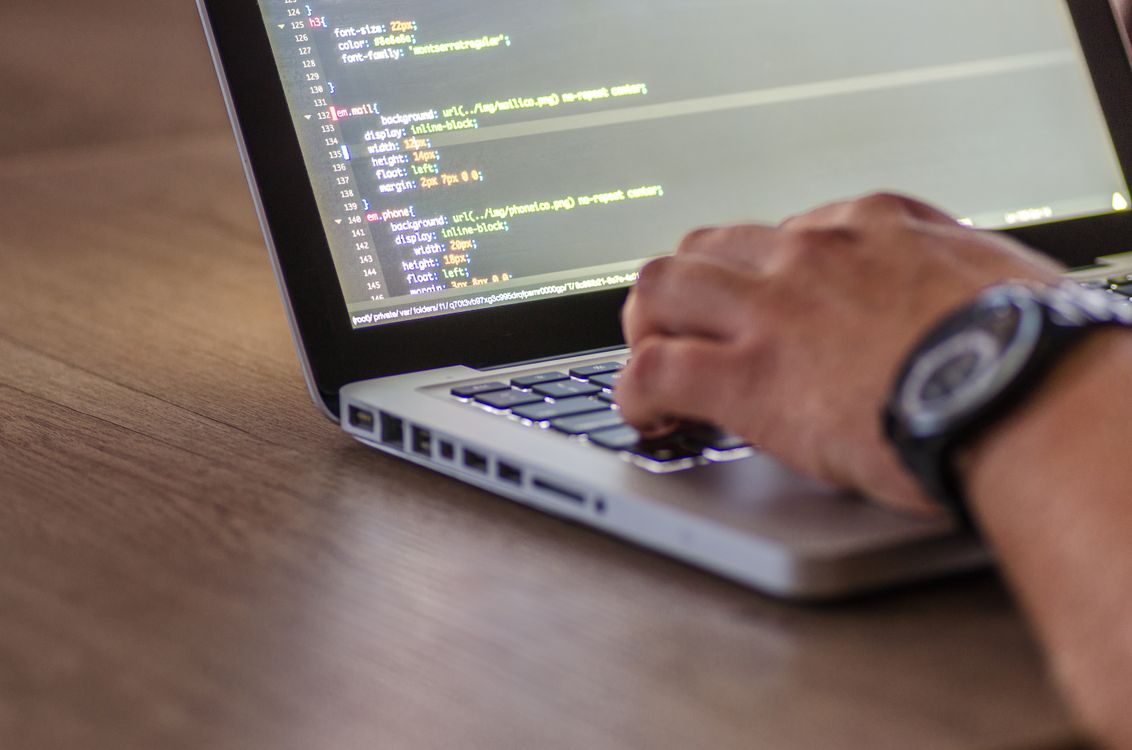Desenvolvedor visualizando código de otimização WordPress em monitor de alta resolução
