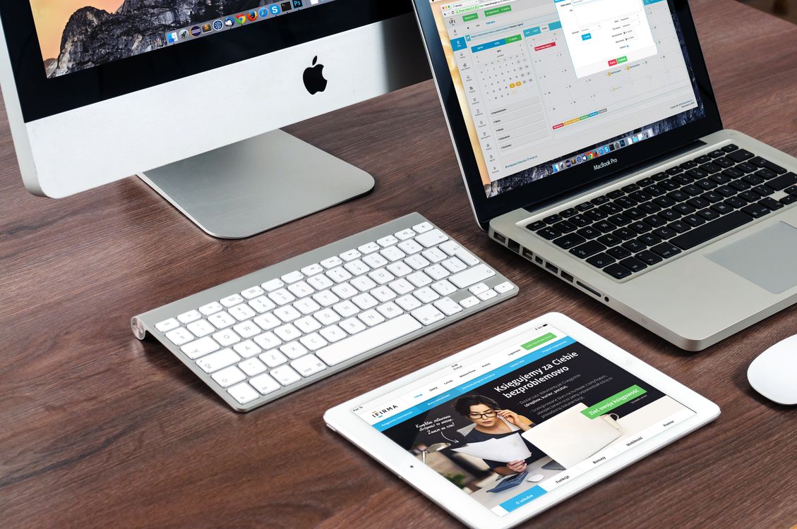 Tela de configuração de plugin SEO no painel do WordPress em MacBook