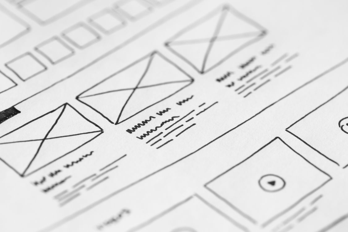 Desenvolvedor web configurando site WordPress profissional para empresa em notebook